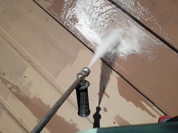 安曇野市で緩勾配立平葺き屋根にフッ素塗装工事を施工しました